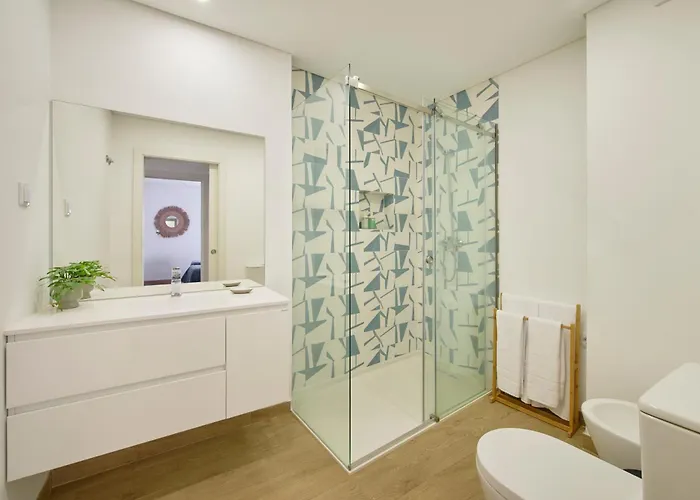 Fresh & Sunny, 5 Min Walk To Beach, By Timecooler Apartment