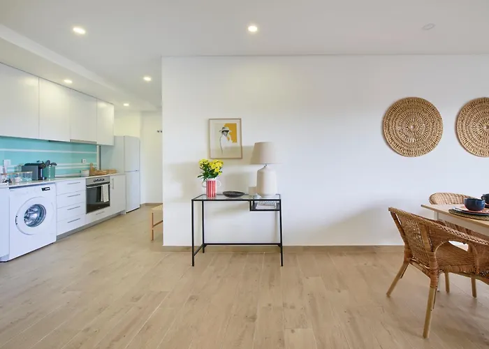 Fresh & Sunny, 5 Min Walk To Beach, By Timecooler